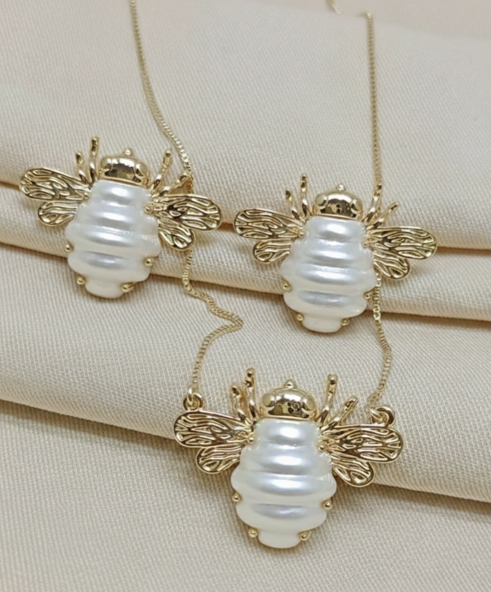 conjunto de abelhas cravejadas.